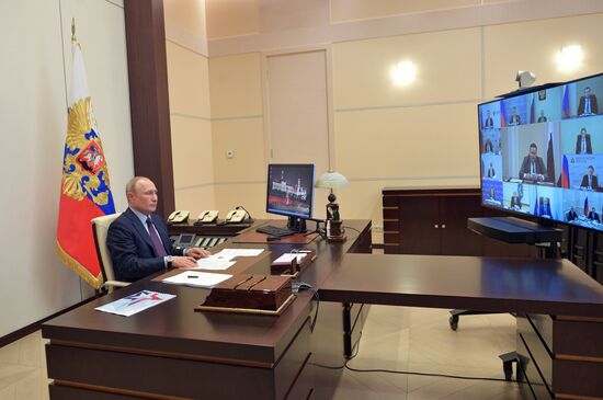 Президент РФ В. Путин  провел совещание по вопросам реализации мер поддержки экономики и социальной сферы