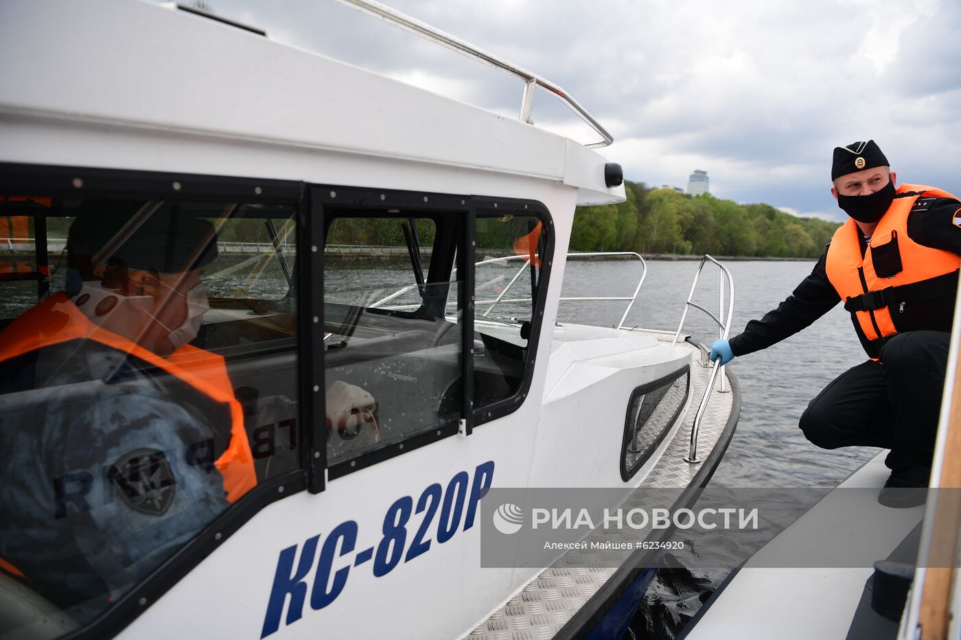 Моряк Росгвардии совместно с сотрудником ОМОН патрулируют акваторию в районе Кунцево в Москве. Росгвардия использует беспилотники и катера для выявления нарушителей режима самоизоляции. Место: Россия, Москва. Автор: Алексей Майшев/РИА Новости. Росгвардия использует беспилотники и катера для выявления нарушителей режима самоизоляции