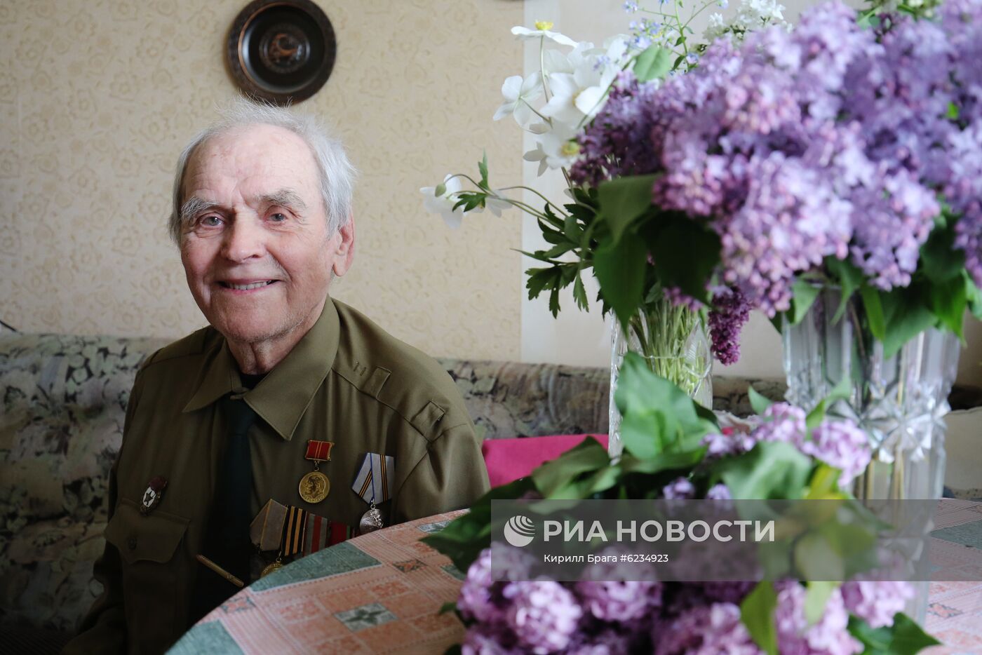 Военнослужащие поздравили ветеранов Великой Отечественной войны с наступающим Днем Победы