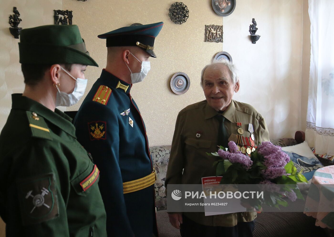 Военнослужащие поздравили ветеранов Великой Отечественной войны с наступающим Днем Победы