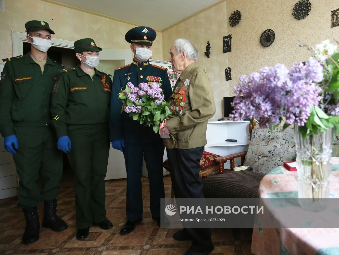 Военнослужащие поздравили ветеранов Великой Отечественной войны с наступающим Днем Победы