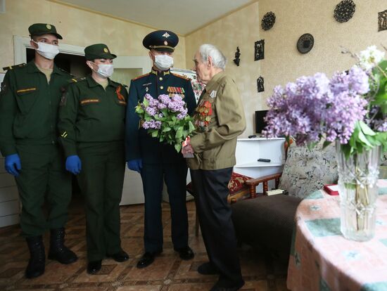 Военнослужащие поздравили ветеранов Великой Отечественной войны с наступающим Днем Победы