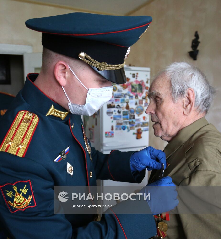 Военнослужащие поздравили ветеранов Великой Отечественной войны с наступающим Днем Победы