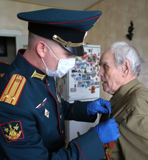 Военнослужащие поздравили ветеранов Великой Отечественной войны с наступающим Днем Победы