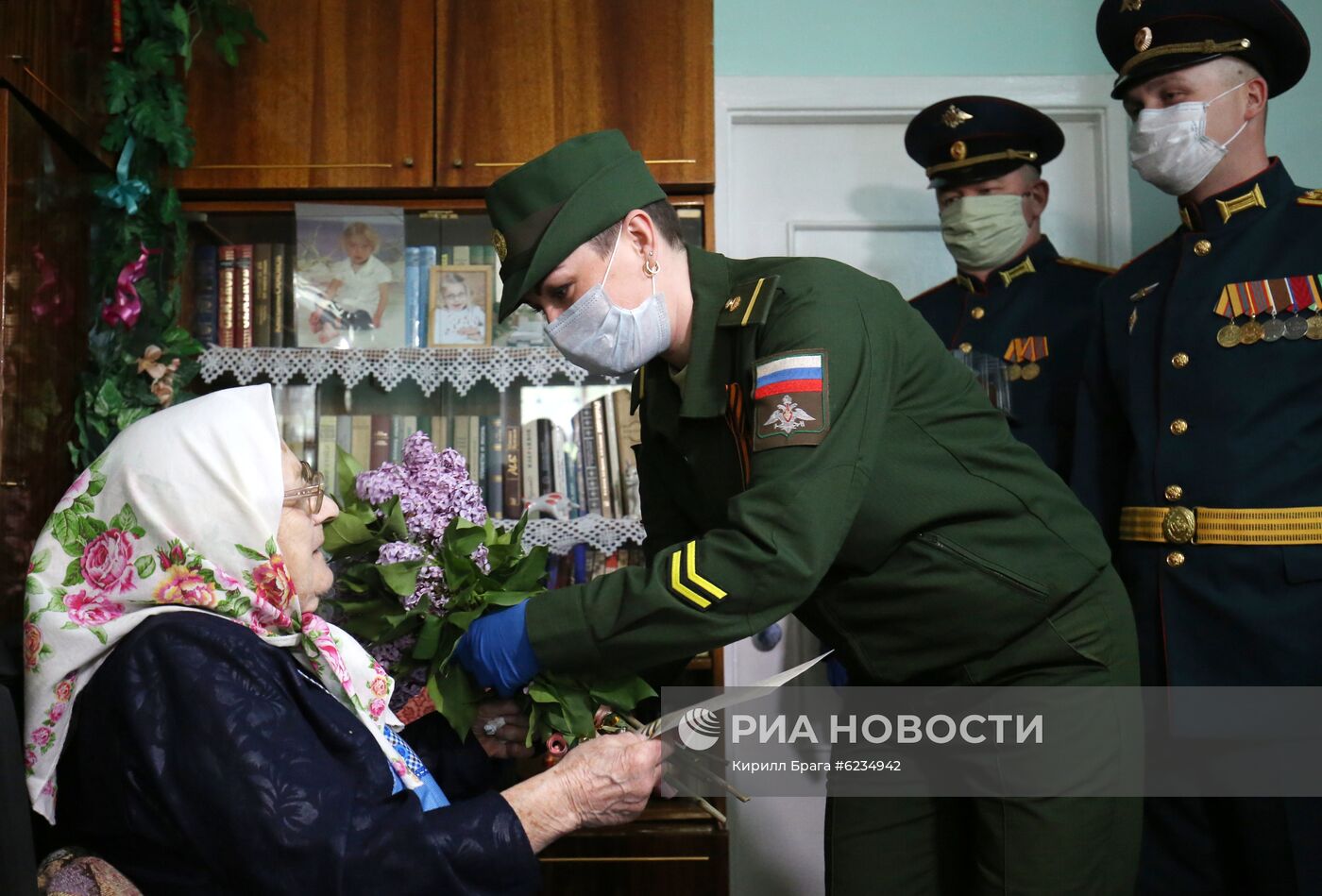 Военнослужащие поздравили ветеранов Великой Отечественной войны с наступающим Днем Победы