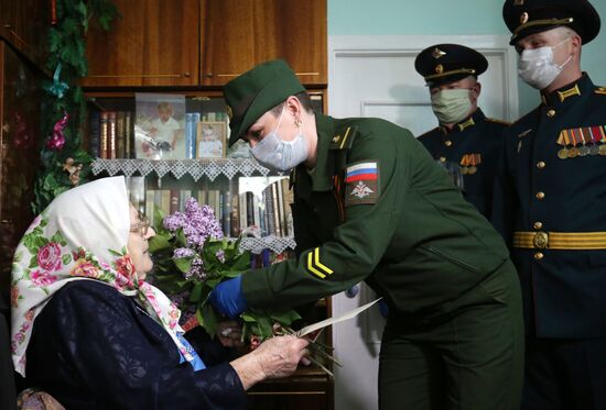 Военнослужащие поздравили ветеранов Великой Отечественной войны с наступающим Днем Победы