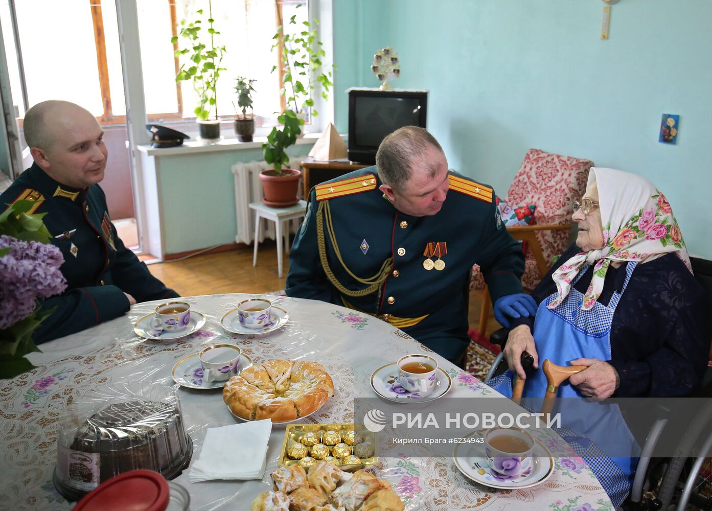 Военнослужащие поздравили ветеранов Великой Отечественной войны с наступающим Днем Победы