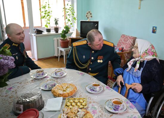 Военнослужащие поздравили ветеранов Великой Отечественной войны с наступающим Днем Победы