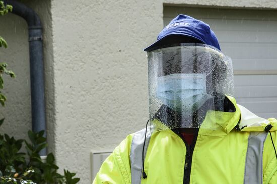 Работы по сбору отходов во Франции во время пандемии коронавируса