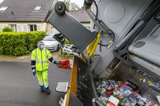 Работы по сбору отходов во Франции во время пандемии коронавируса