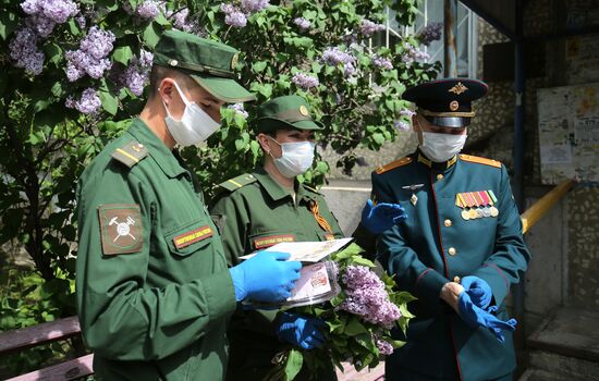 Военнослужащие поздравили ветеранов Великой Отечественной войны с наступающим Днем Победы