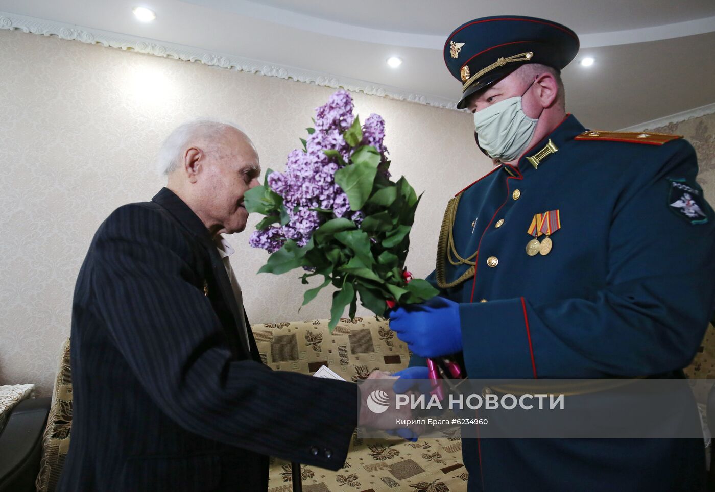 Военнослужащие поздравили ветеранов Великой Отечественной войны с наступающим Днем Победы