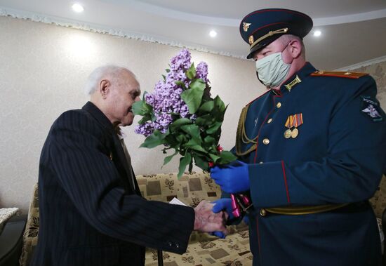 Военнослужащие поздравили ветеранов Великой Отечественной войны с наступающим Днем Победы
