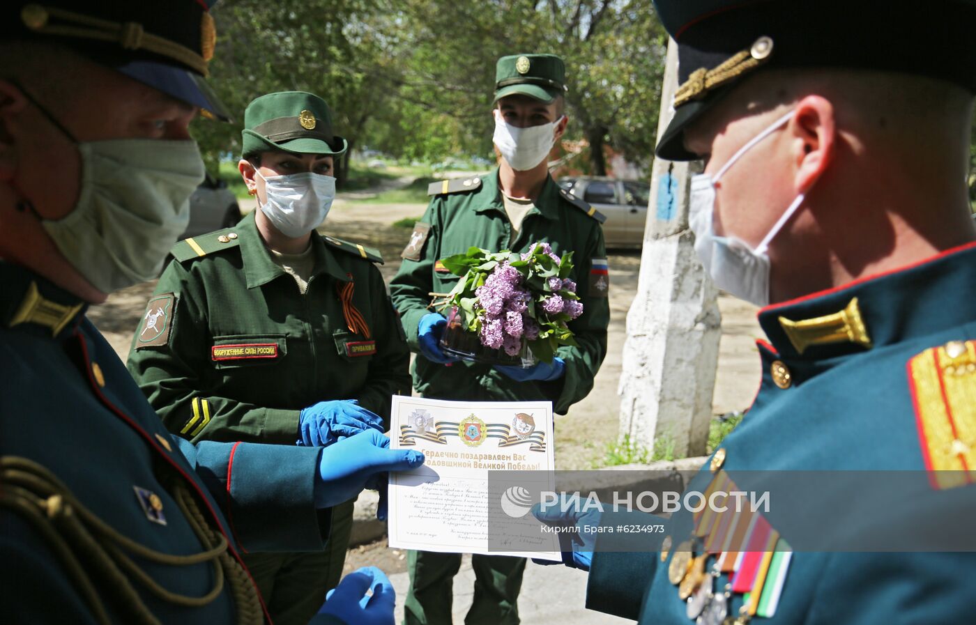 Военнослужащие поздравили ветеранов Великой Отечественной войны с наступающим Днем Победы