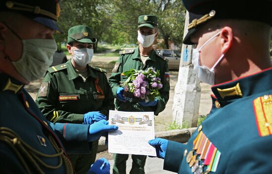 Военнослужащие поздравили ветеранов Великой Отечественной войны с наступающим Днем Победы
