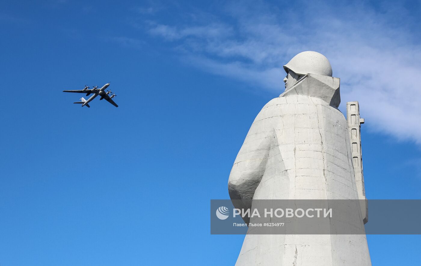 Репетиция воздушной части парада Победы в Мурманске