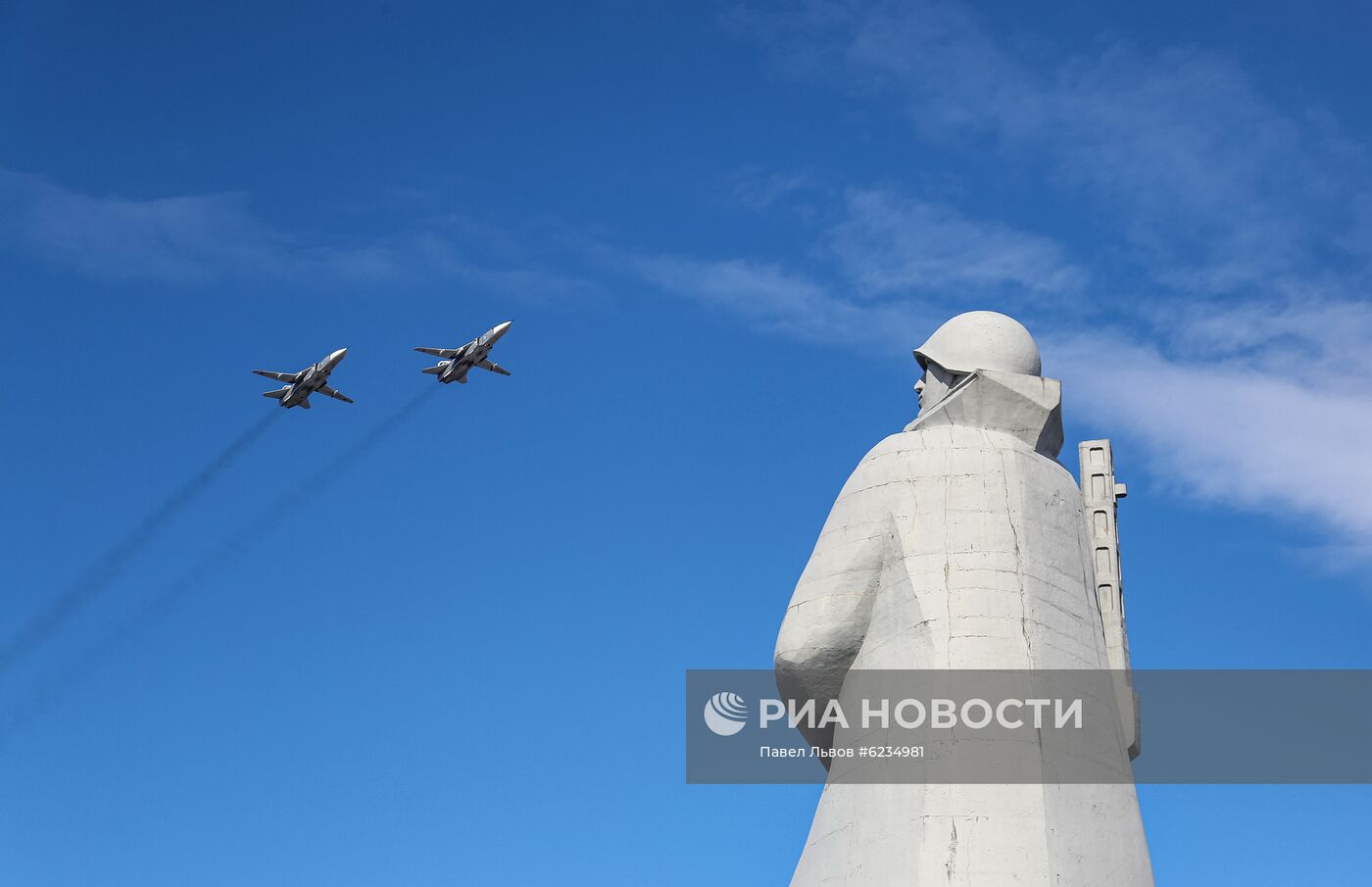Репетиция воздушной части парада Победы в Мурманске