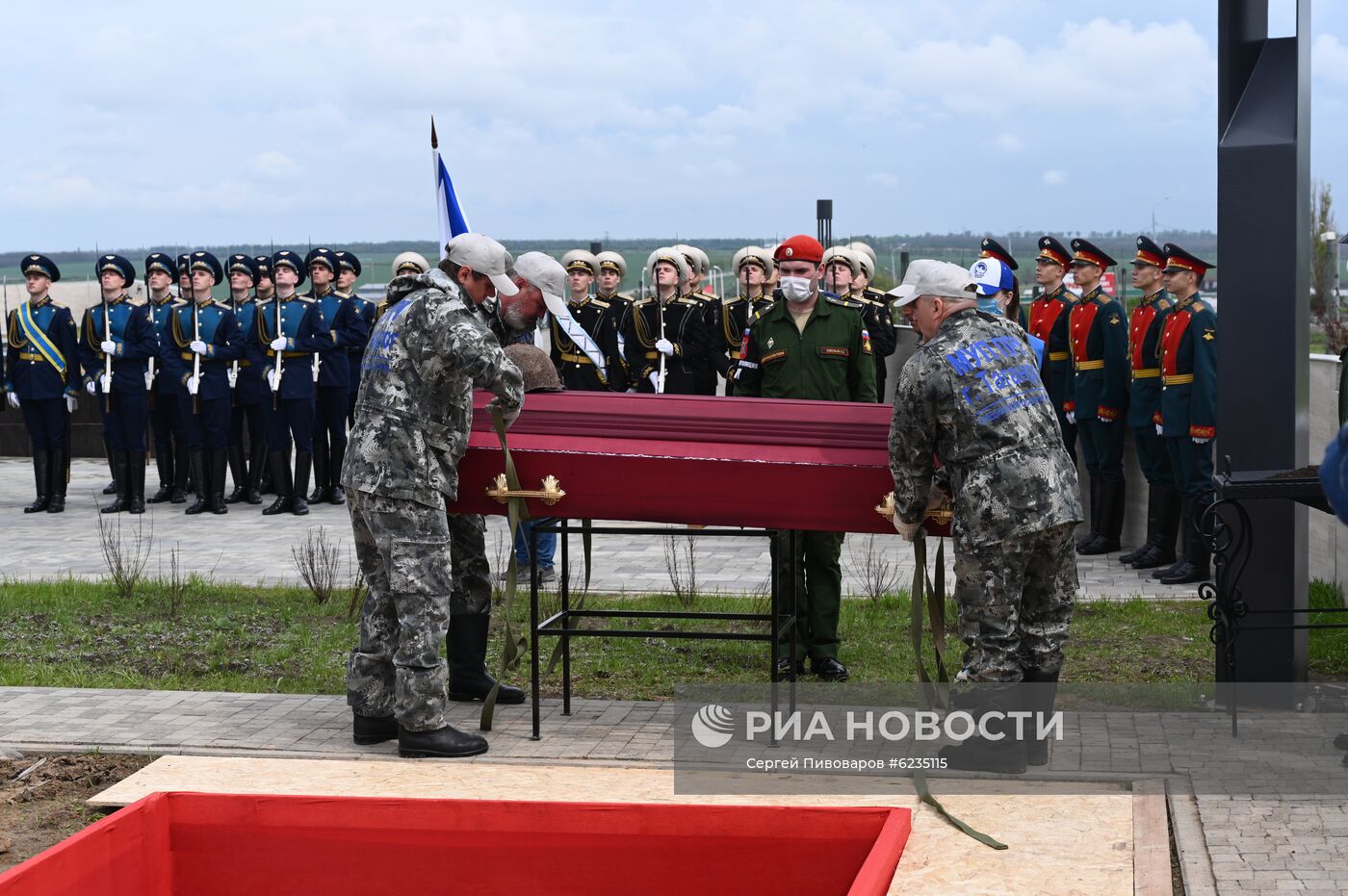 Церемония захоронения останков воинов, павших в боях в годы Великой Отечественной войны