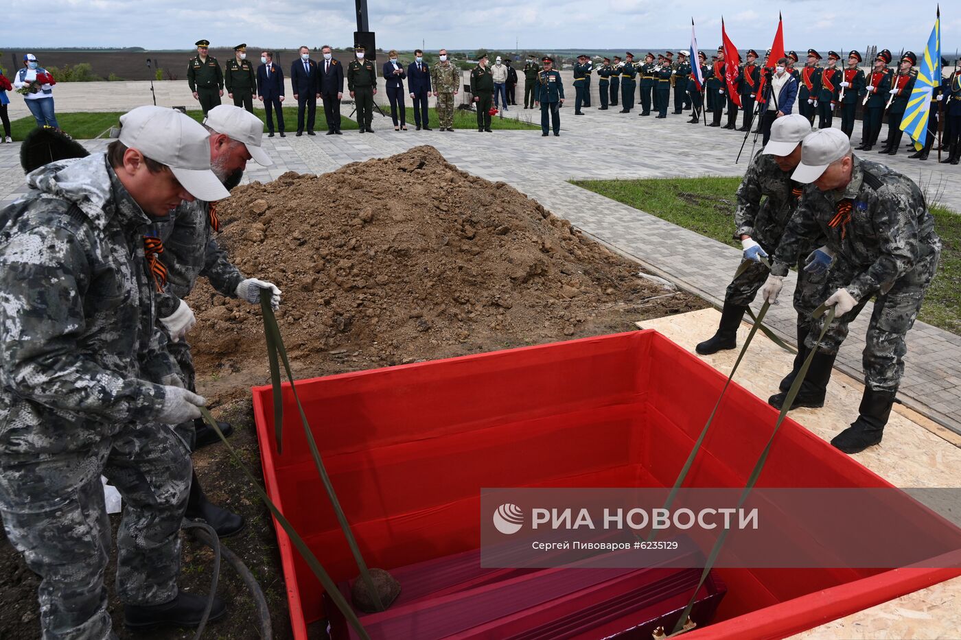 Церемония захоронения останков воинов, павших в боях в годы Великой Отечественной войны