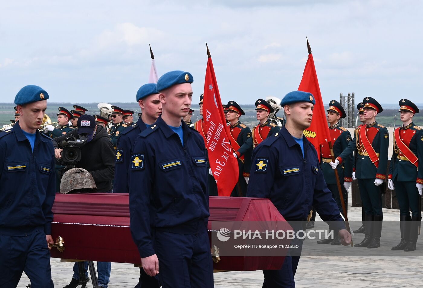 Церемония захоронения останков воинов, павших в боях в годы Великой Отечественной войны