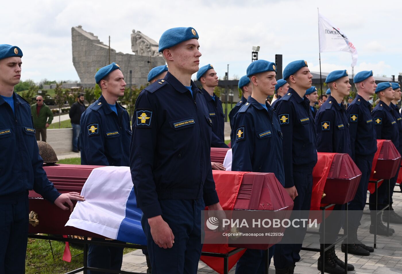 Церемония захоронения останков воинов, павших в боях в годы Великой Отечественной войны