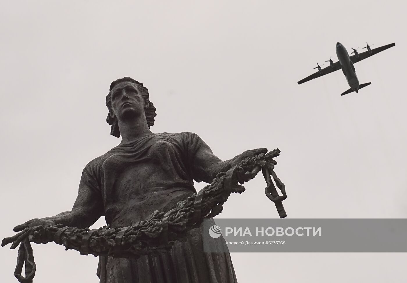 Репетиция воздушной части парада Победы в Санкт-Петербурге 