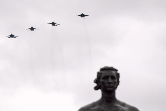 Репетиция воздушной части парада Победы в Санкт-Петербурге 