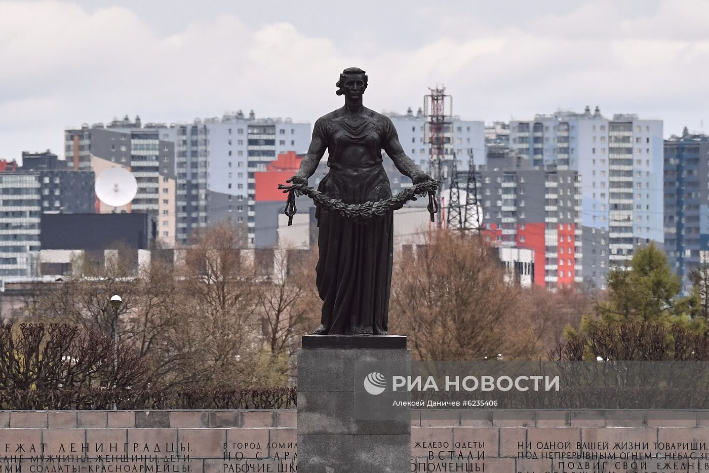 "Мать-Родина" на Пискаревском кладбище