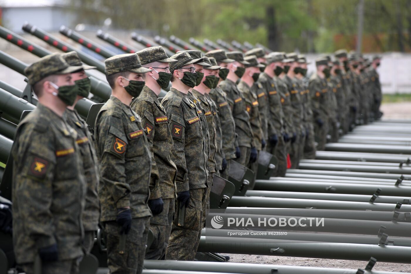 Подготовка салютных установок к Дню Победы