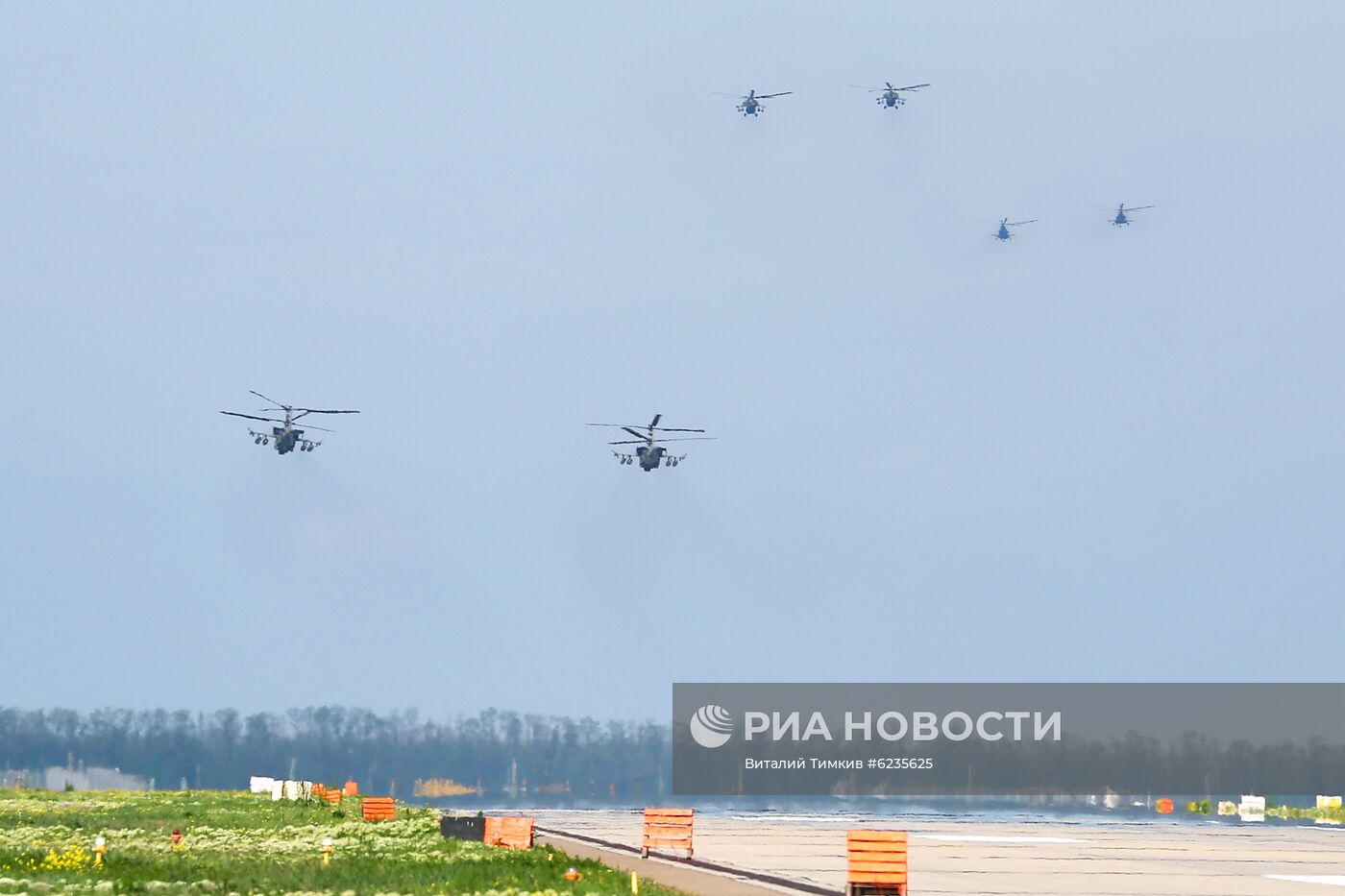 Репетиция воздушной части парада Победы в городах России