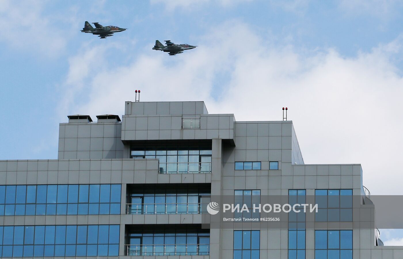 Репетиция воздушной части парада Победы в городах России