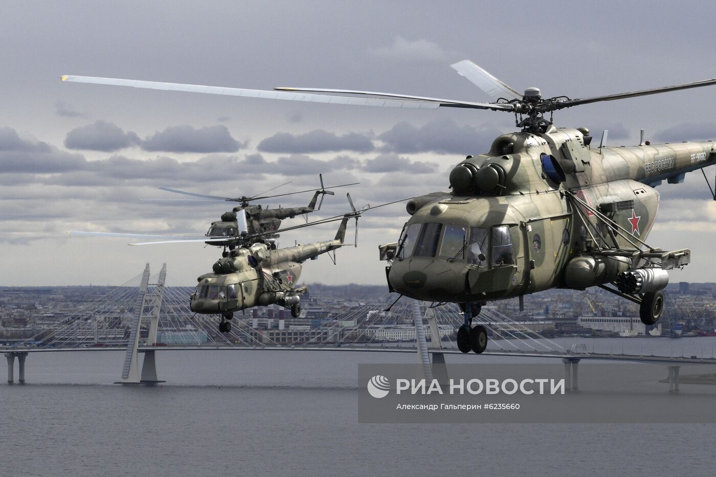 Репетиция воздушной части парада Победы в Санкт-Петербурге