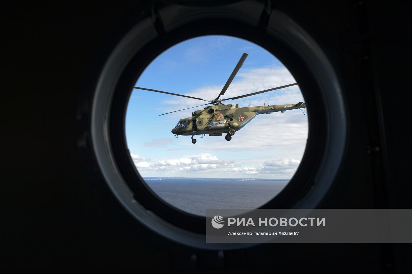 Репетиция воздушной части парада Победы в Санкт-Петербурге