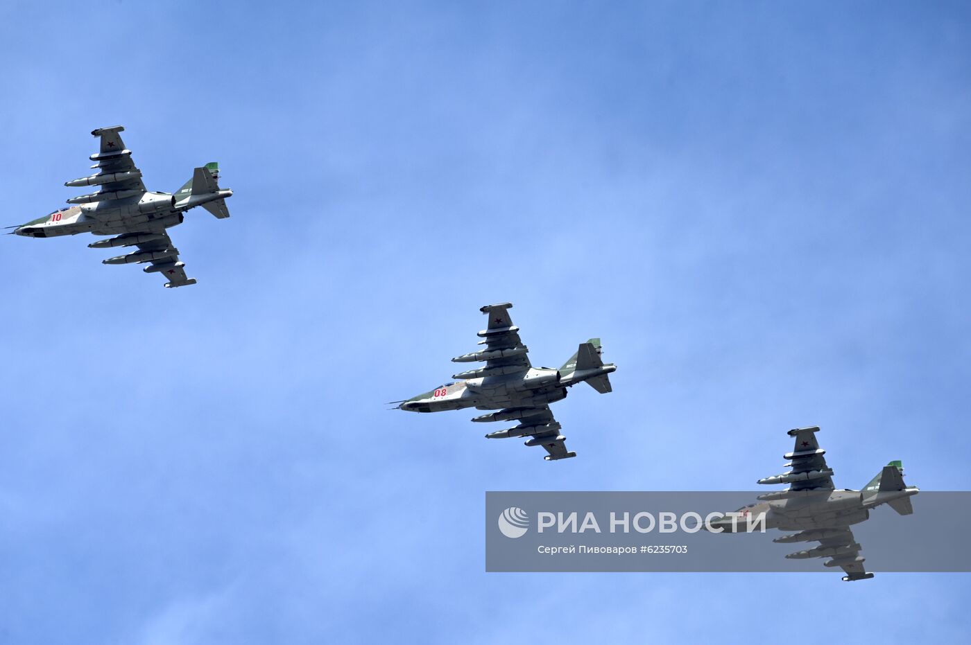 Репетиция воздушной части парада Победы в городах России