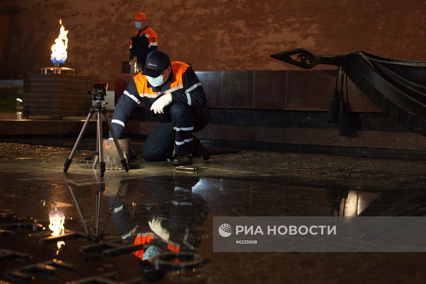 Профилактика горелки Вечного огня в Александровском саду