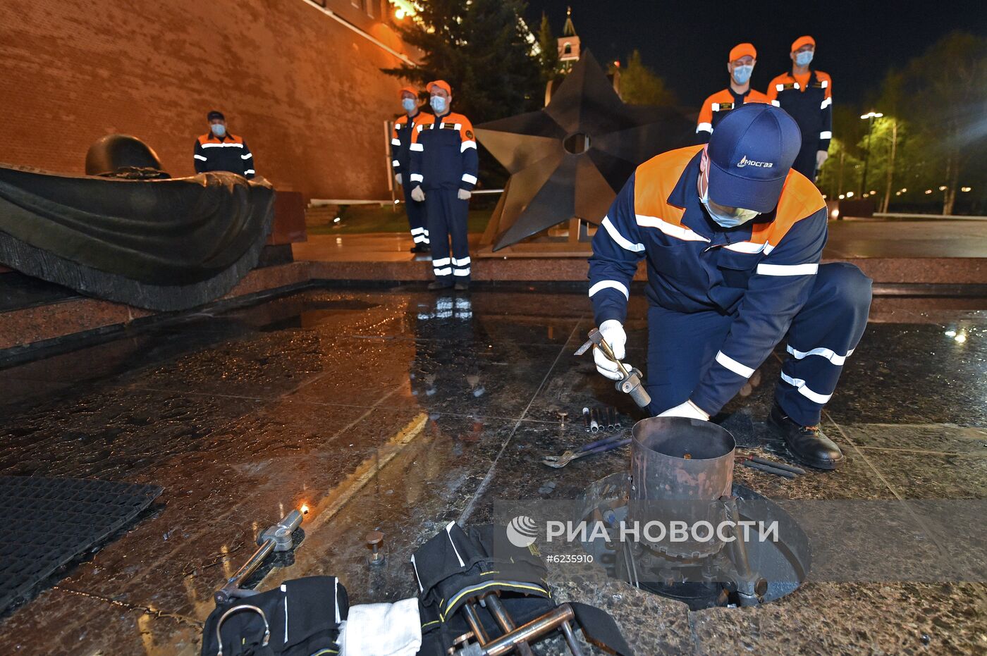 Профилактика горелки Вечного огня в Александровском саду