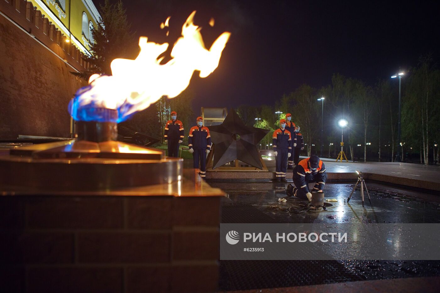Профилактика горелки Вечного огня в Александровском саду