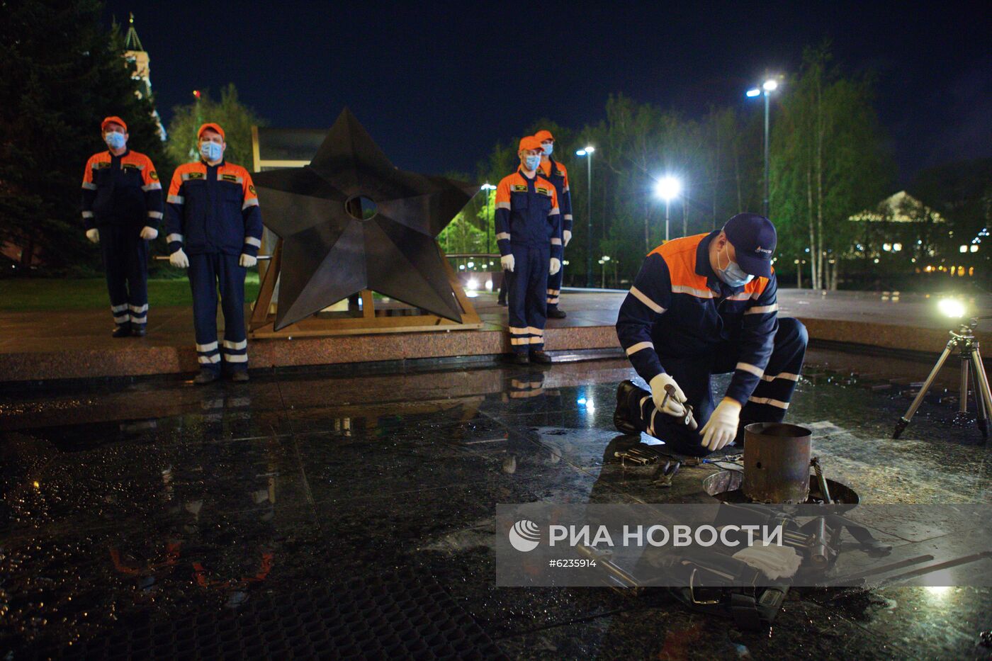 Профилактика горелки Вечного огня в Александровском саду