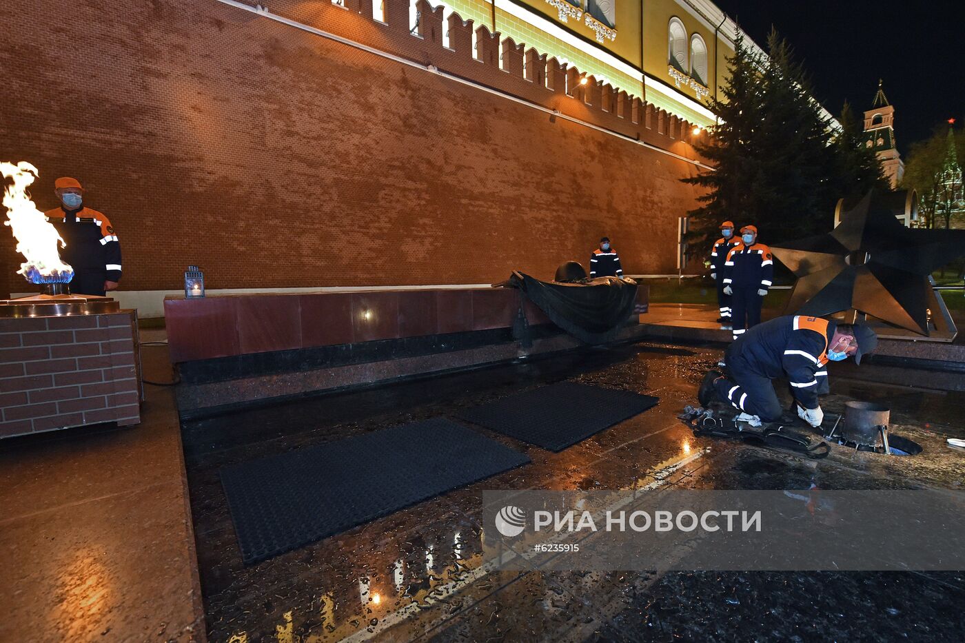 Профилактика горелки Вечного огня в Александровском саду