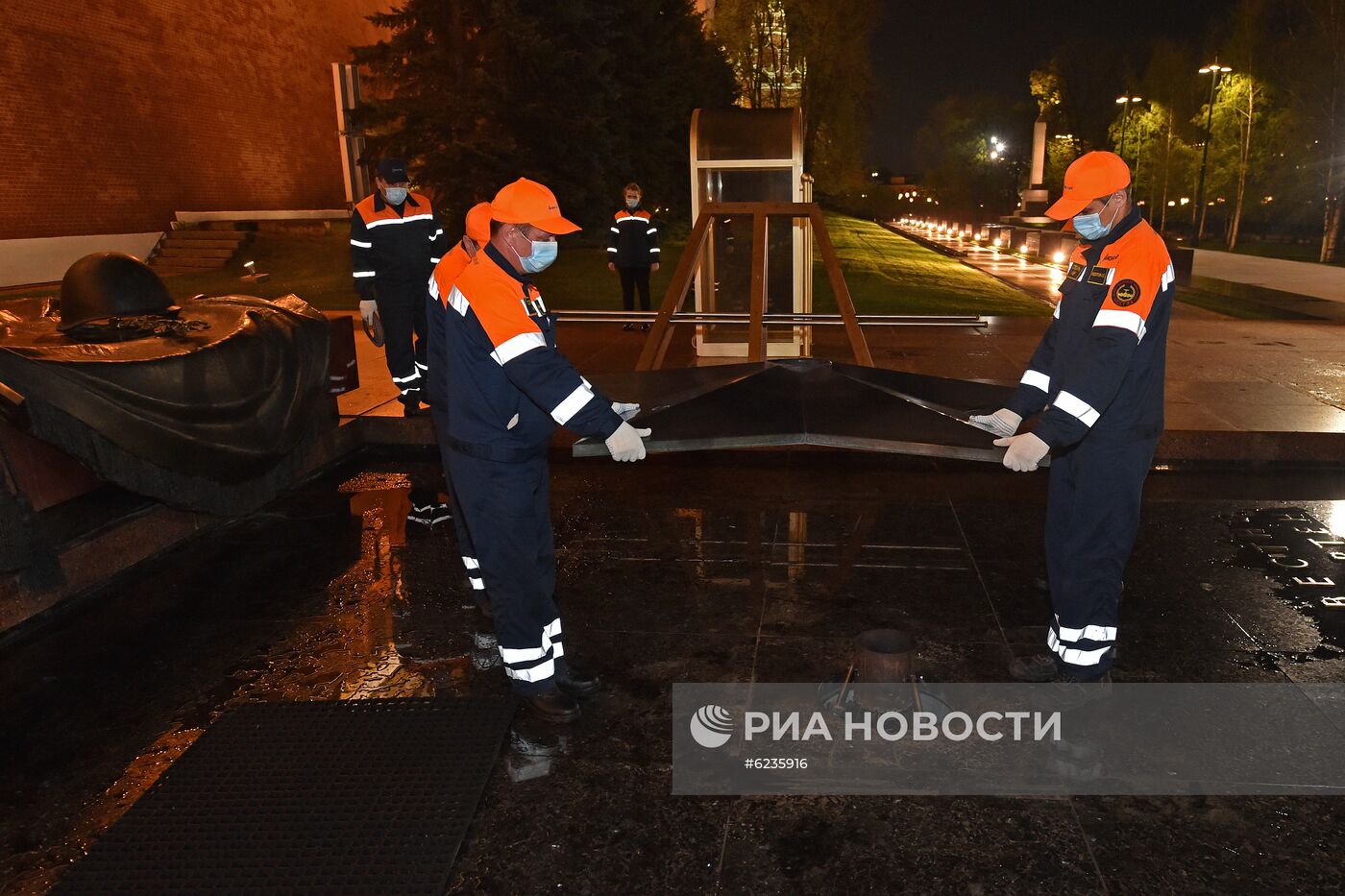 Профилактика горелки Вечного огня в Александровском саду