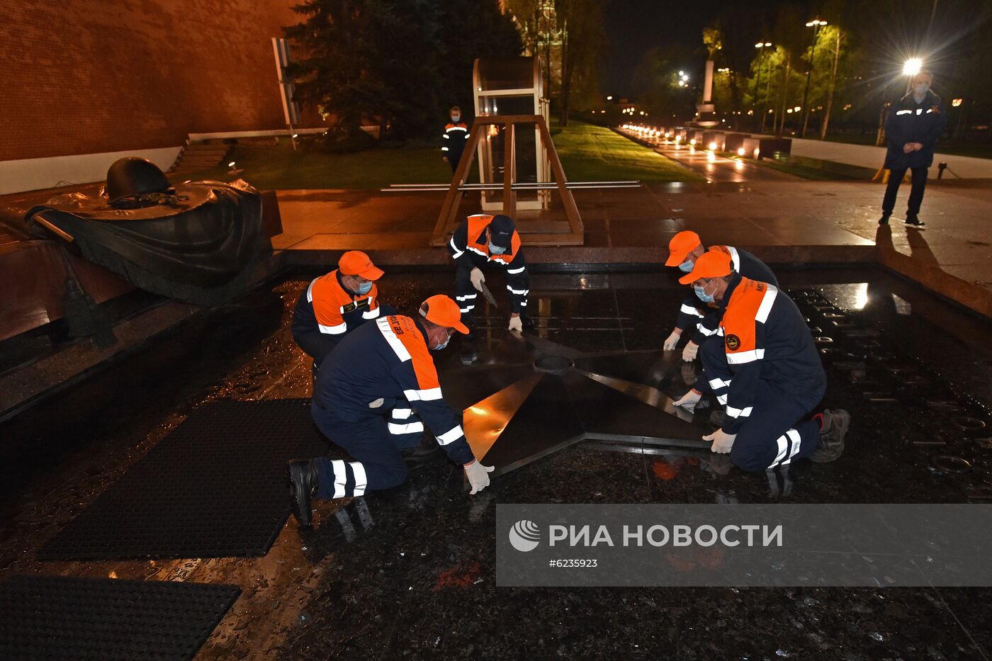 Профилактика горелки Вечного огня в Александровском саду