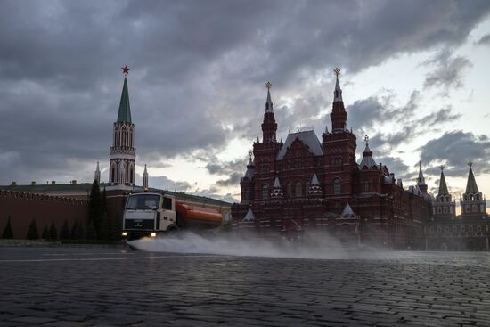 Дезинфекция дорог и тротуаров в  Москве