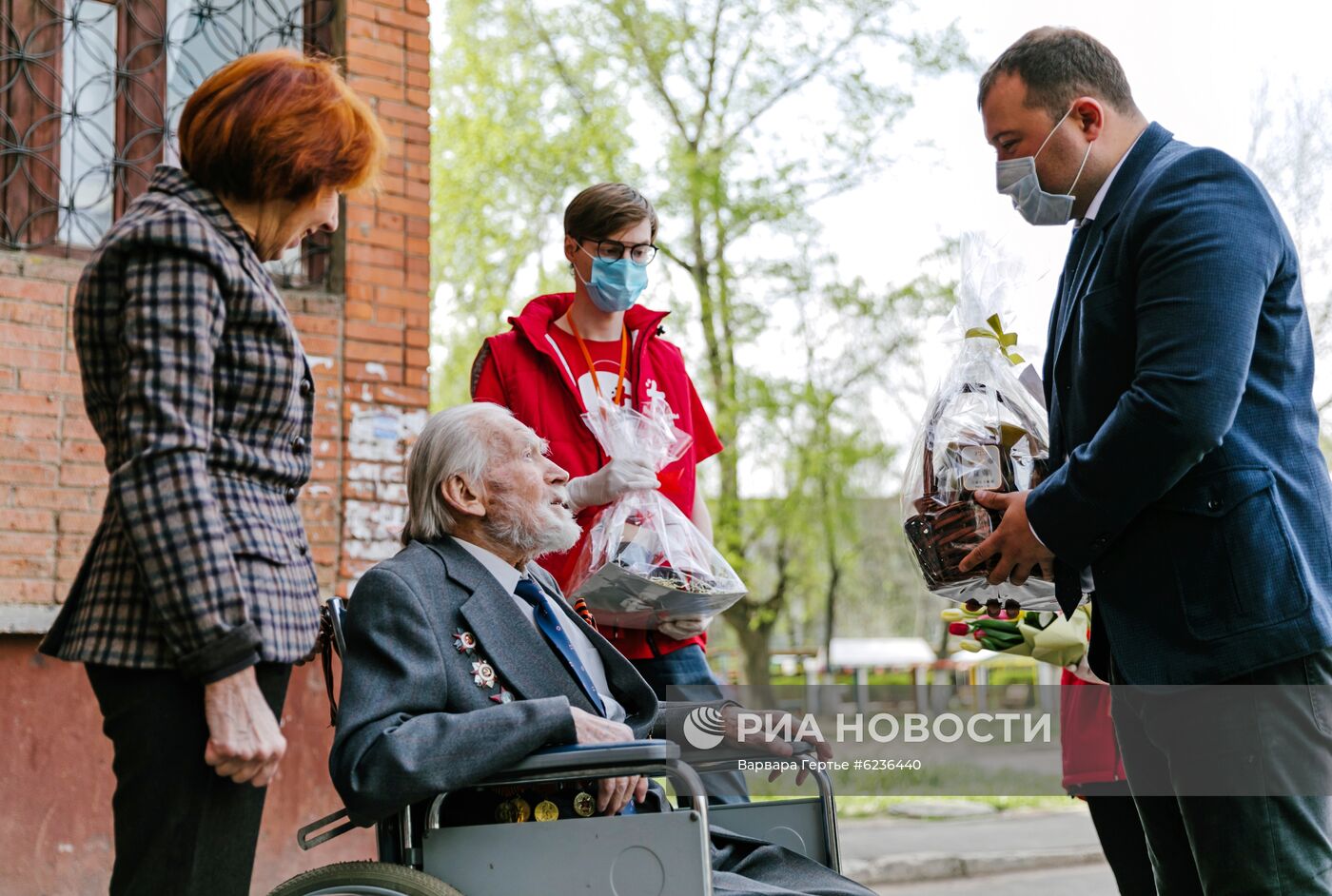 Поздравление ветеранов Великой Отечественной войны с наступающим Днем Победы