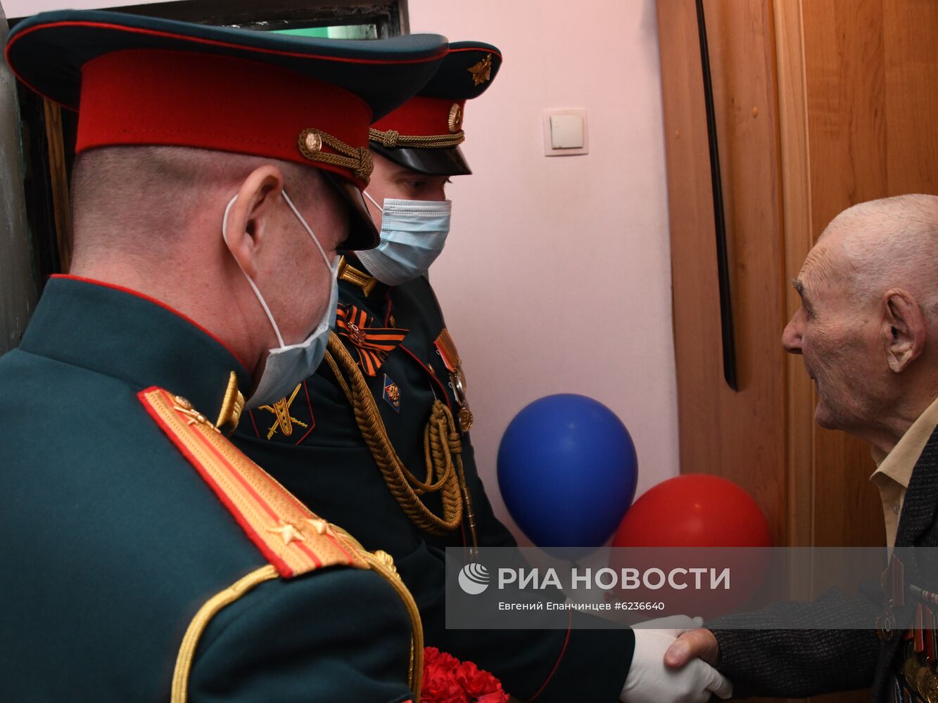 Поздравление ветеранов Великой Отечественной войны с наступающим Днем Победы