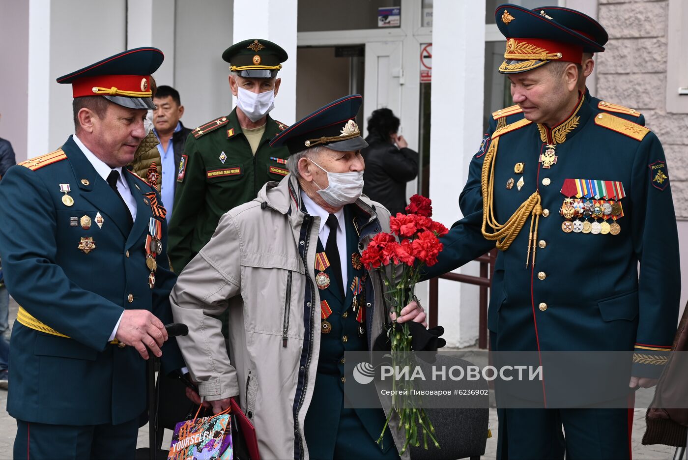 Поздравление ветеранов Великой Отечественной войны с наступающим Днем Победы