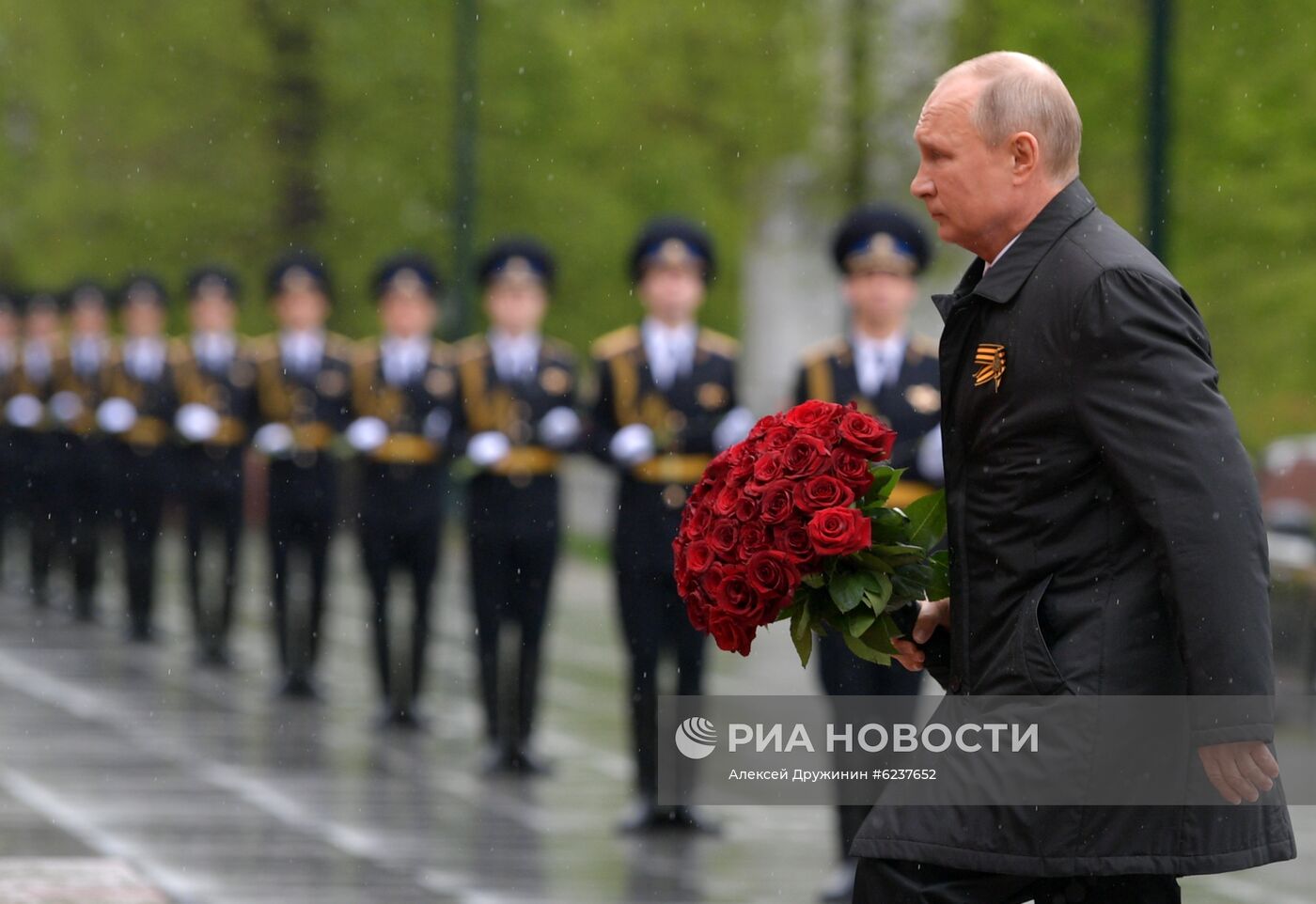 Президент РФ В. Путин возложил цветы к Могиле Неизвестного Солдата в Александровском саду