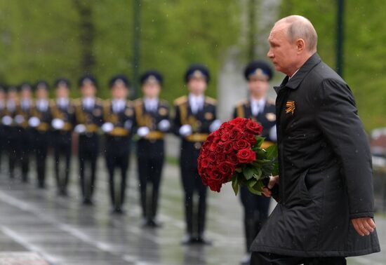 Президент РФ В. Путин возложил цветы к Могиле Неизвестного Солдата в Александровском саду
