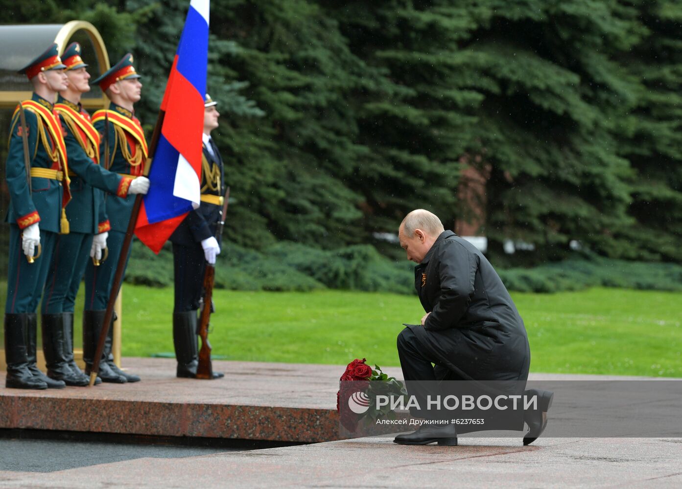 Президент РФ В. Путин возложил цветы к Могиле Неизвестного Солдата в Александровском саду