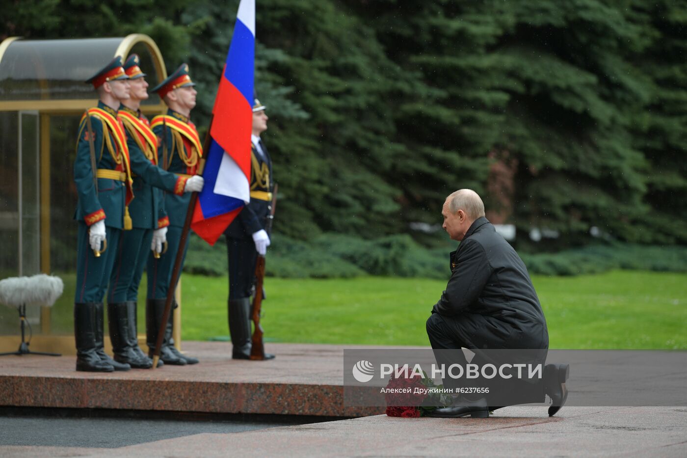 Президент РФ В. Путин возложил цветы к Могиле Неизвестного Солдата в Александровском саду