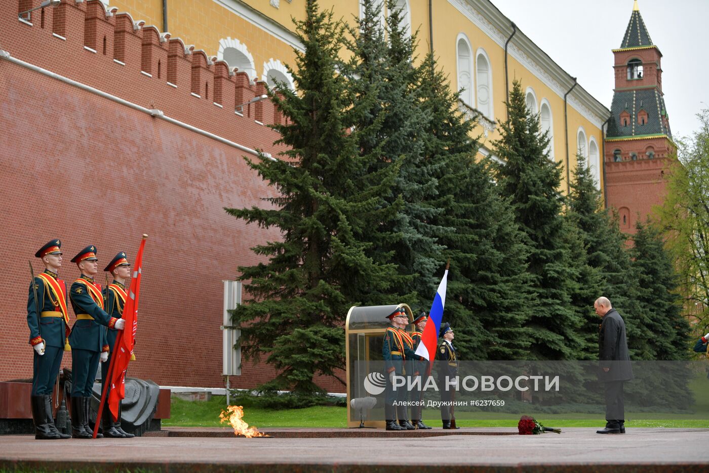 Президент РФ В. Путин возложил цветы к Могиле Неизвестного Солдата в Александровском саду